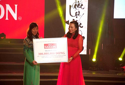 Bà Phạm Thị Hồng Hạnh (bên phải) - Tổng Giám đốc Tổng công ty Bia Sài Gòn - trao biểu trưng hỗ trợ “Quỹ Vì người nghèo” cho Ủy ban MTTQ TP HCM - chương trình “Tôi yêu Bia Sài Gòn” tại TP HCM
