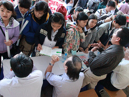 Th&iacute; sinh hỏi th&ocirc;ng tin về tuyển sinh tại chương tr&igrave;nh Đưa trường học đến th&iacute; sinh 2015 do B&aacute;o Người Lao Động tổ chức 
 Ảnh: HUY L&Acirc;N