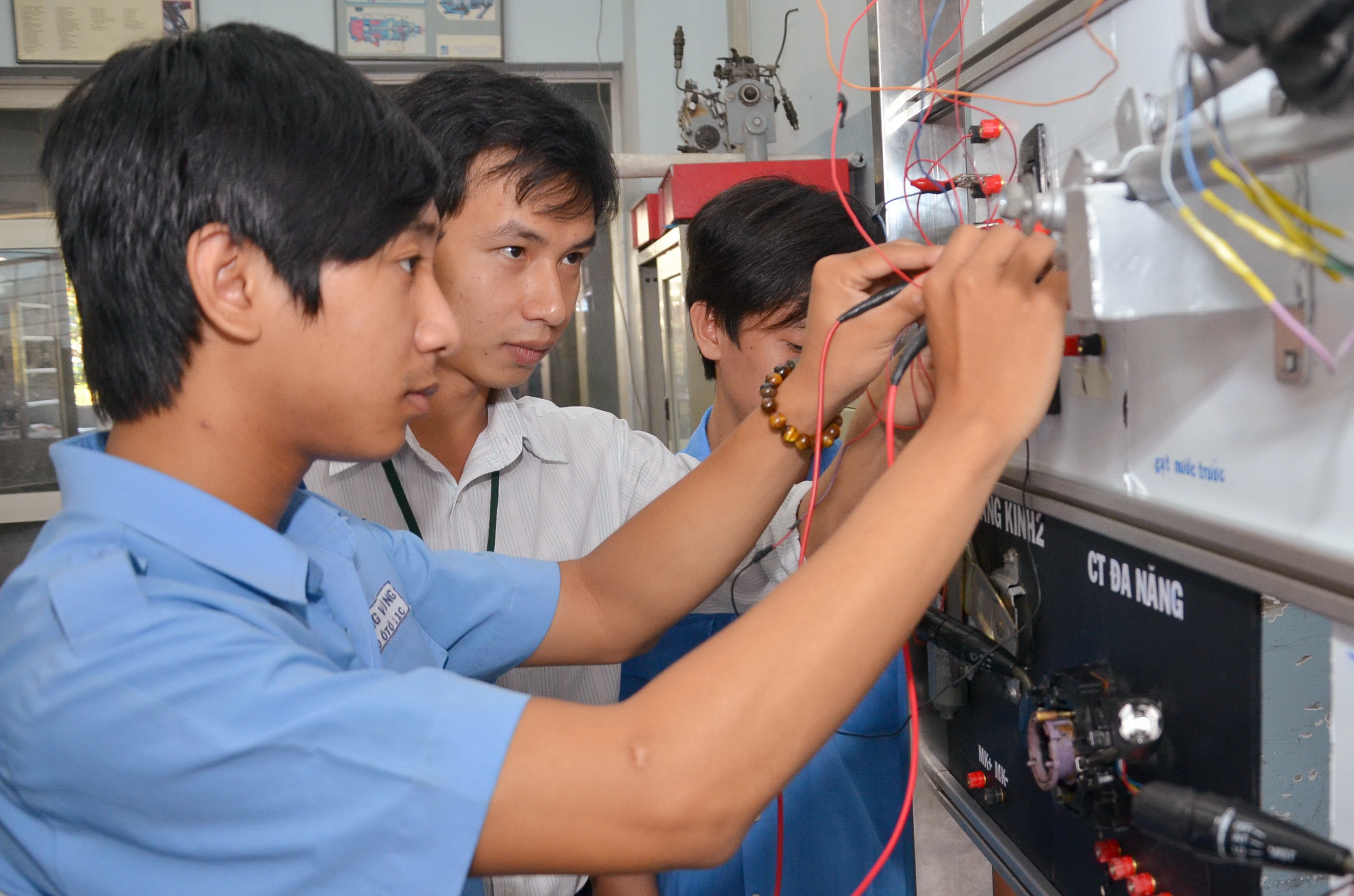 Sinh viên Trường CĐ Kỹ thuật Cao Thắng trong giờ thực hành Ảnh: TẤN THẠNH