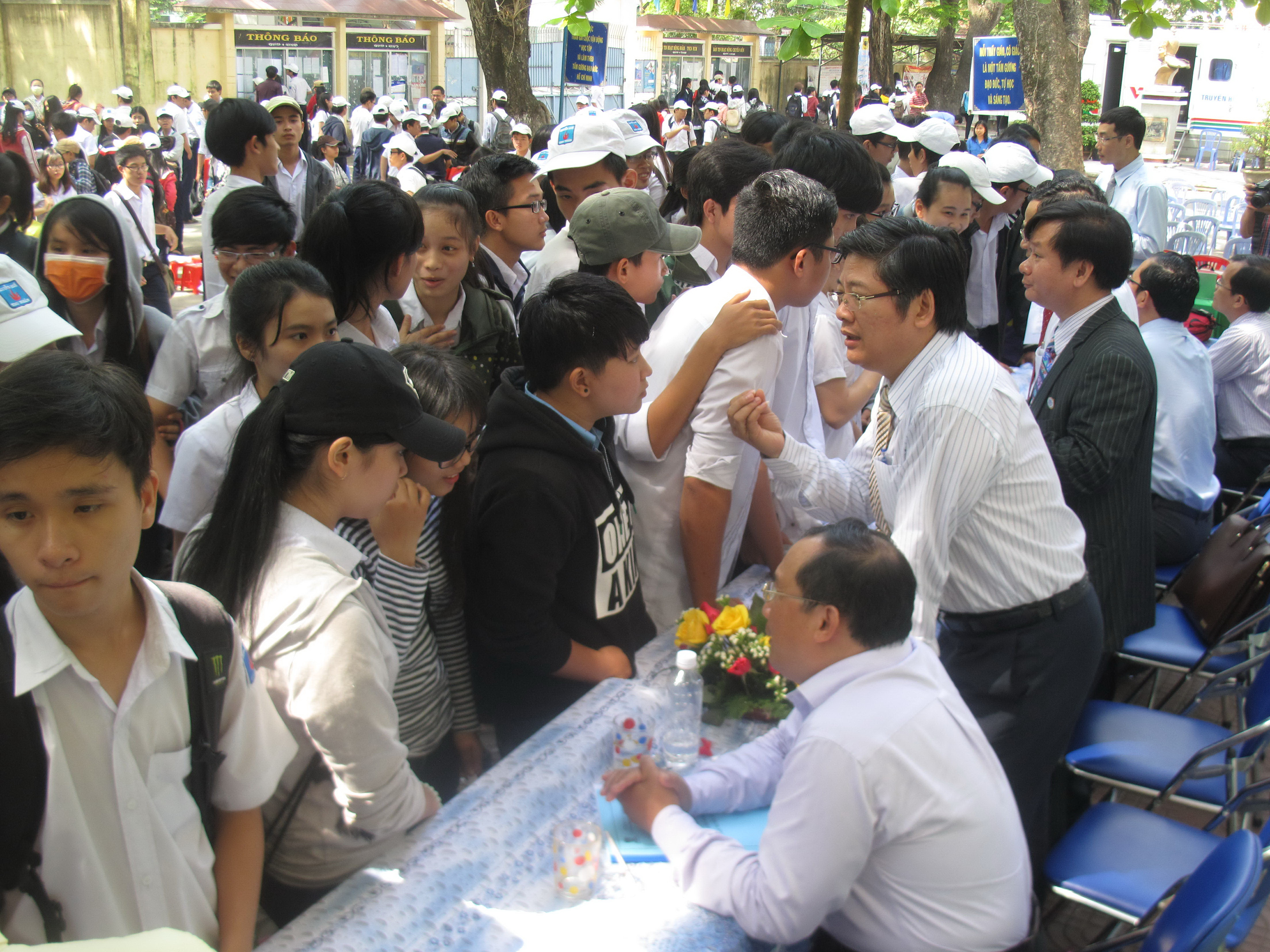 Th&iacute; sinh TP Tuy H&ograve;a, tỉnh Ph&uacute; Y&ecirc;n t&igrave;m hiểu th&ocirc;ng tin về tuyển sinh 2015 từ c&aacute;c trường ĐH Ảnh: HỒNG &Aacute;NH