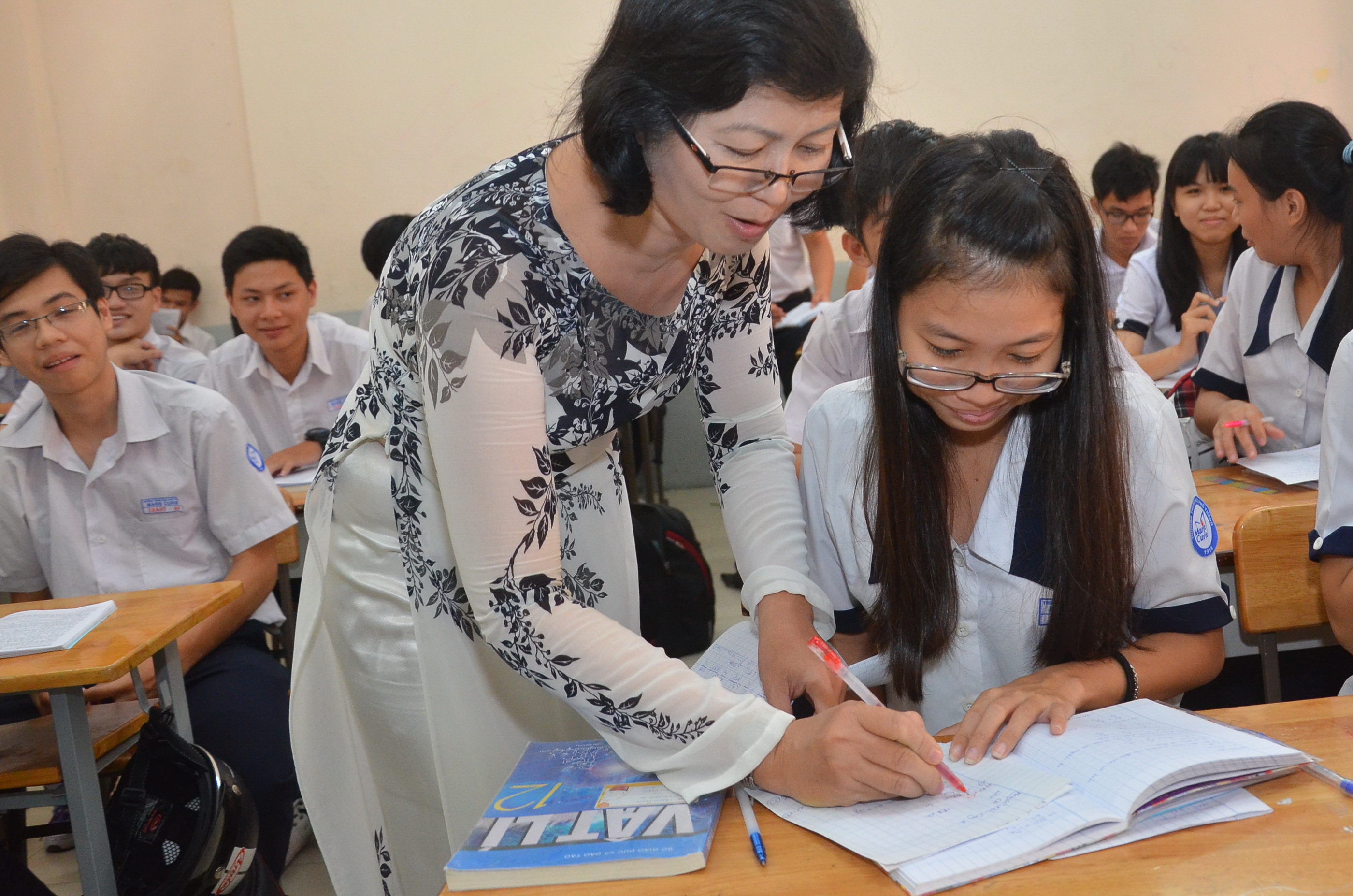 Học sinh lớp 12 Trường THPT Marie Curie (TP HCM) trong giờ học vật l&yacute; Ảnh: TẤN THẠNH