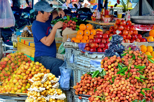 Trái cây ngập chợ