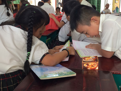 Học sinh lớp 1 chưa đọc thông viết thạo nhưng phải học khá nhiều mônẢnh: GIA THÙY