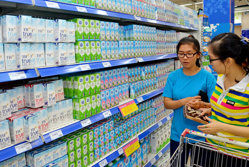 Người ti&ecirc;u d&ugrave;ng chọn mua sữa tại một si&ecirc;u thị ở TP HCM Ảnh: Tấn Thạnh