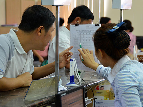 Tư vấn l&atilde;i suất cho kh&aacute;ch h&agrave;ng tại DongA Bank Ảnh: Tấn Thạnh