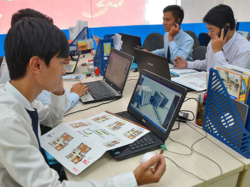 Nh&acirc;n vi&ecirc;n s&agrave;n giao dịch bất động sản Eximland tư vấn cho kh&aacute;ch h&agrave;ng mua căn hộ qua điện thoại
 Ảnh: Tấn Thạnh