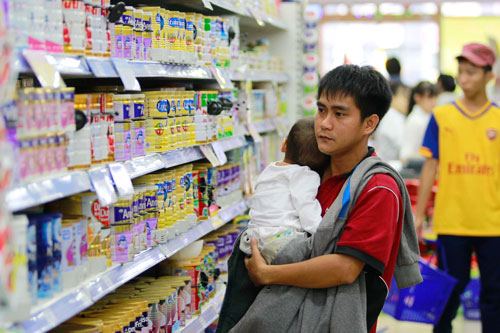Áp trần, giá sữa vẫn không giảm