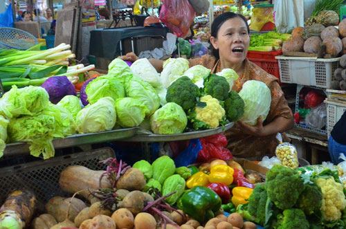 Vựa rau Đà Lạt (tỉnh Lâm Đồng) vừa trải qua thời tiết cực đoan, mất mùa là nguyên nhân đẩy giá rau củ trên thị trường TP HCM tăng cao. Trong ảnh: Rau củ được bán tại chợ Nguyễn Tri Phương, quận 10, TP HCM Ảnh: Tấn Thạnh