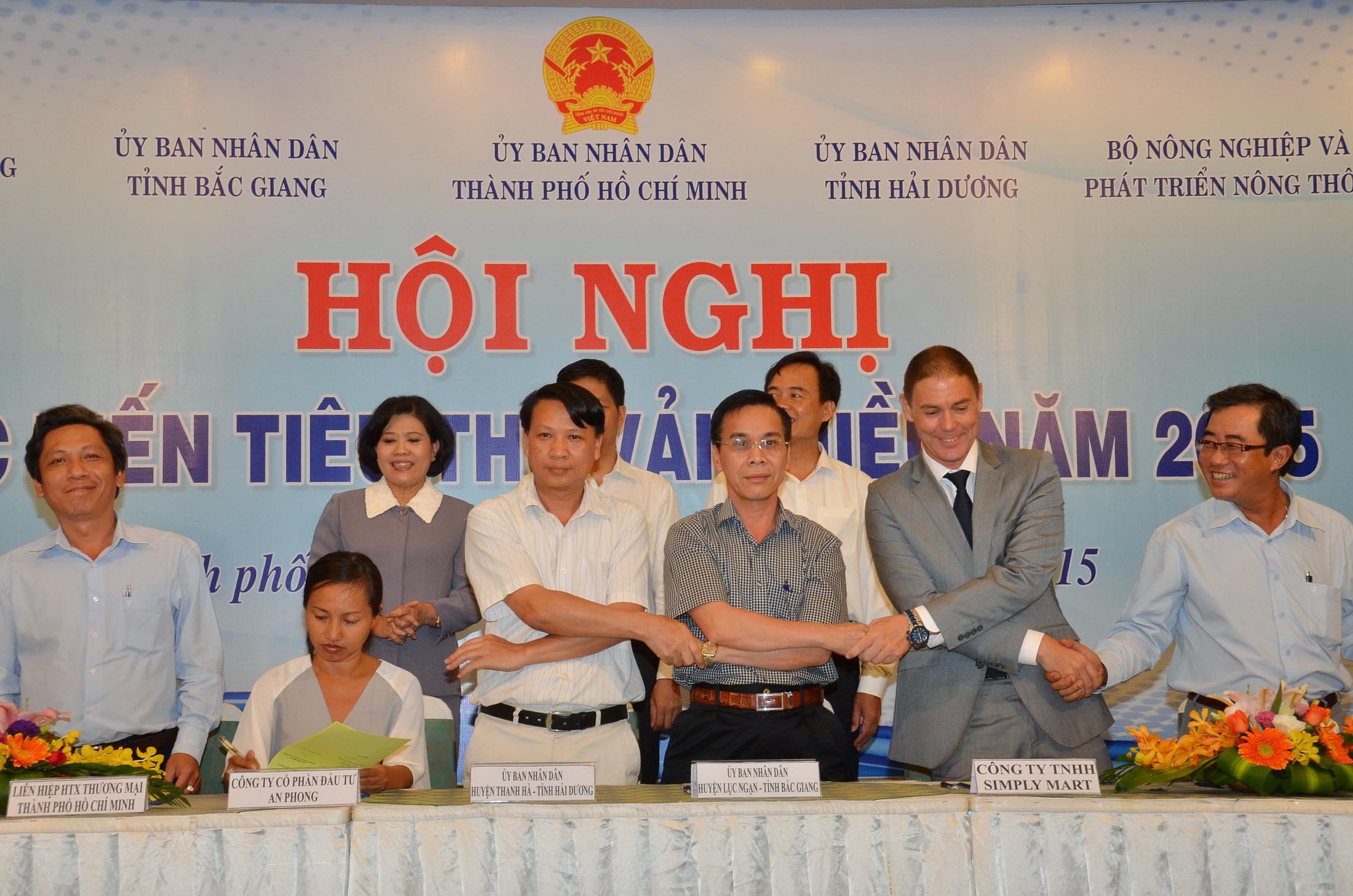 K&yacute; kết hợp t&aacute;c ti&ecirc;u thụ vải thiều giữa c&aacute;c địa phương, doanh nghiệp Ảnh: Tấn Thạnh