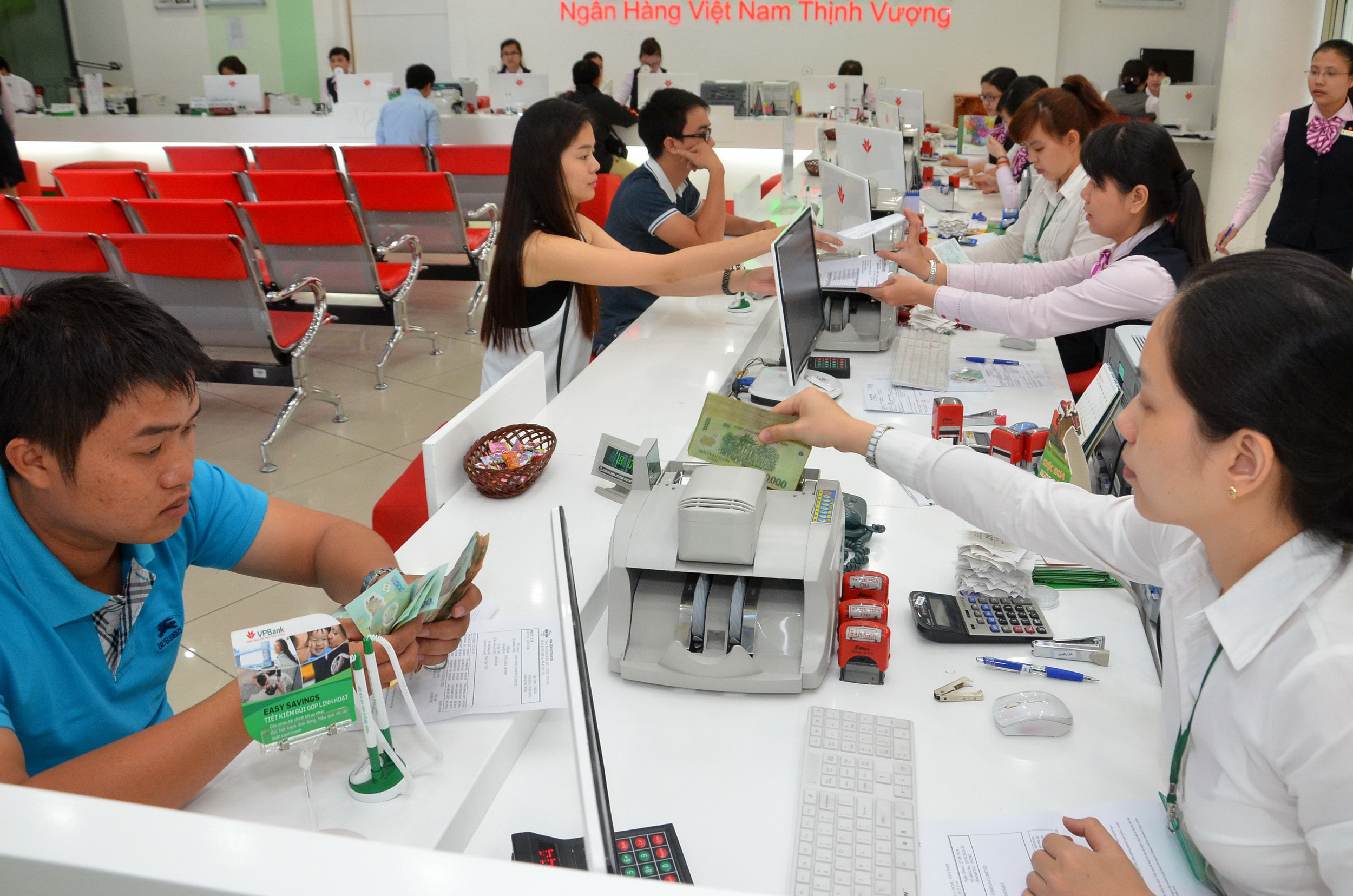 Kh&aacute;ch h&agrave;ng giao dịch tại Ng&acirc;n h&agrave;ng Việt Nam Thịnh Vượng Ảnh: Tấn Thạnh