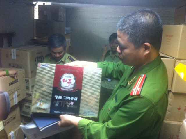 Cơ quan chức năng tại Hà Nội kiểm tra và thu giữ nhiều sản phẩm thực phẩm chức năng không rõ nguồn gốc, xuất xứ
Ảnh: NGỌC DUNG