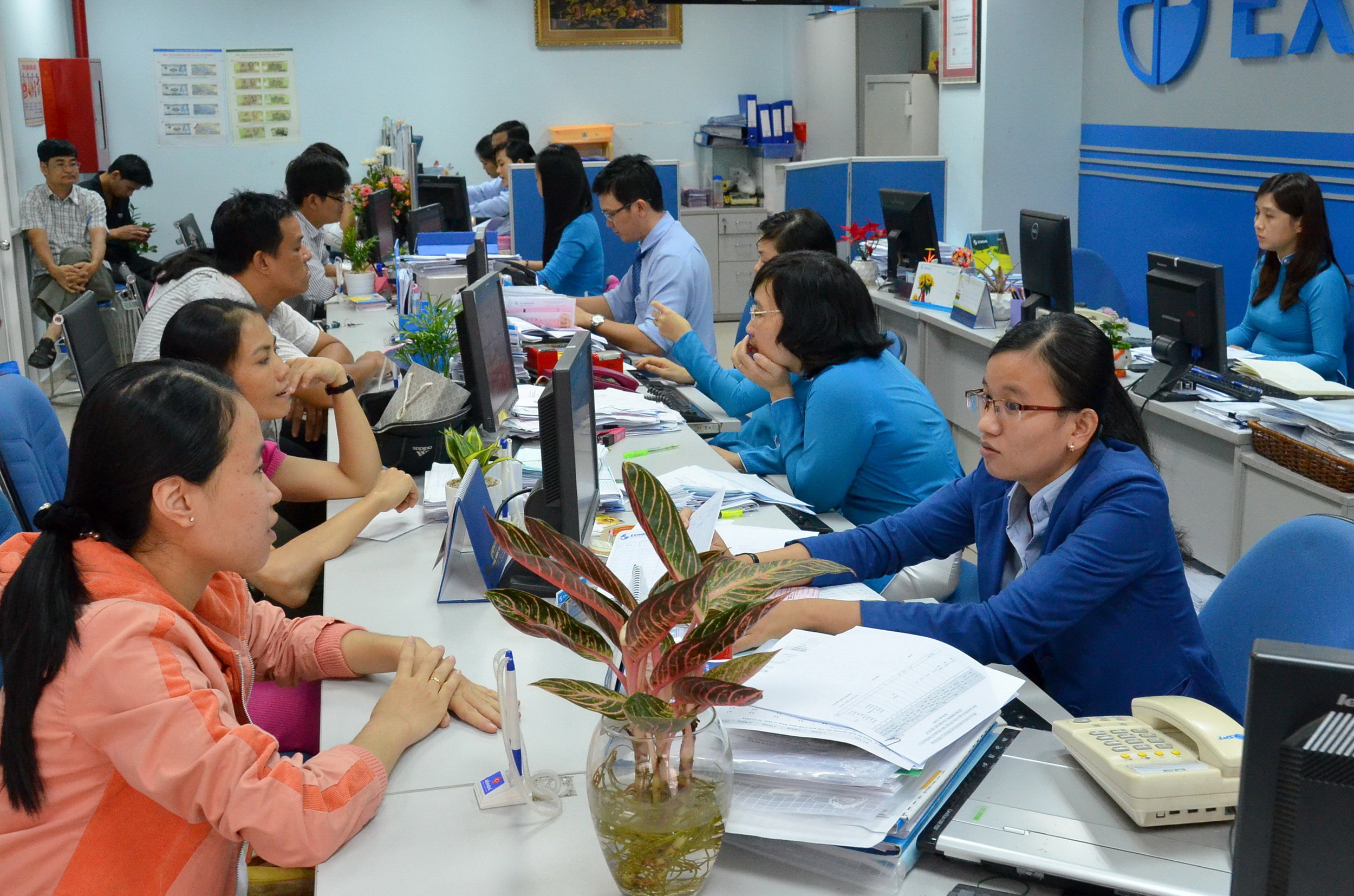 Kh&aacute;ch h&agrave;ng giao dịch tại Eximbank Ảnh: Tấn Thạnh