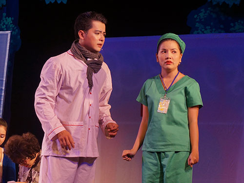 Vỡ diễn 49 ngày yêu