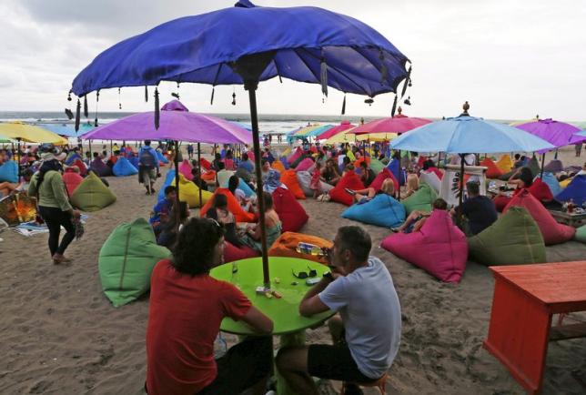 Du lịch có thể bị ảnh hưởng sau khi Indonesia hạn chế bán rượu bia từ ngày 16-4 Ảnh: Reuters