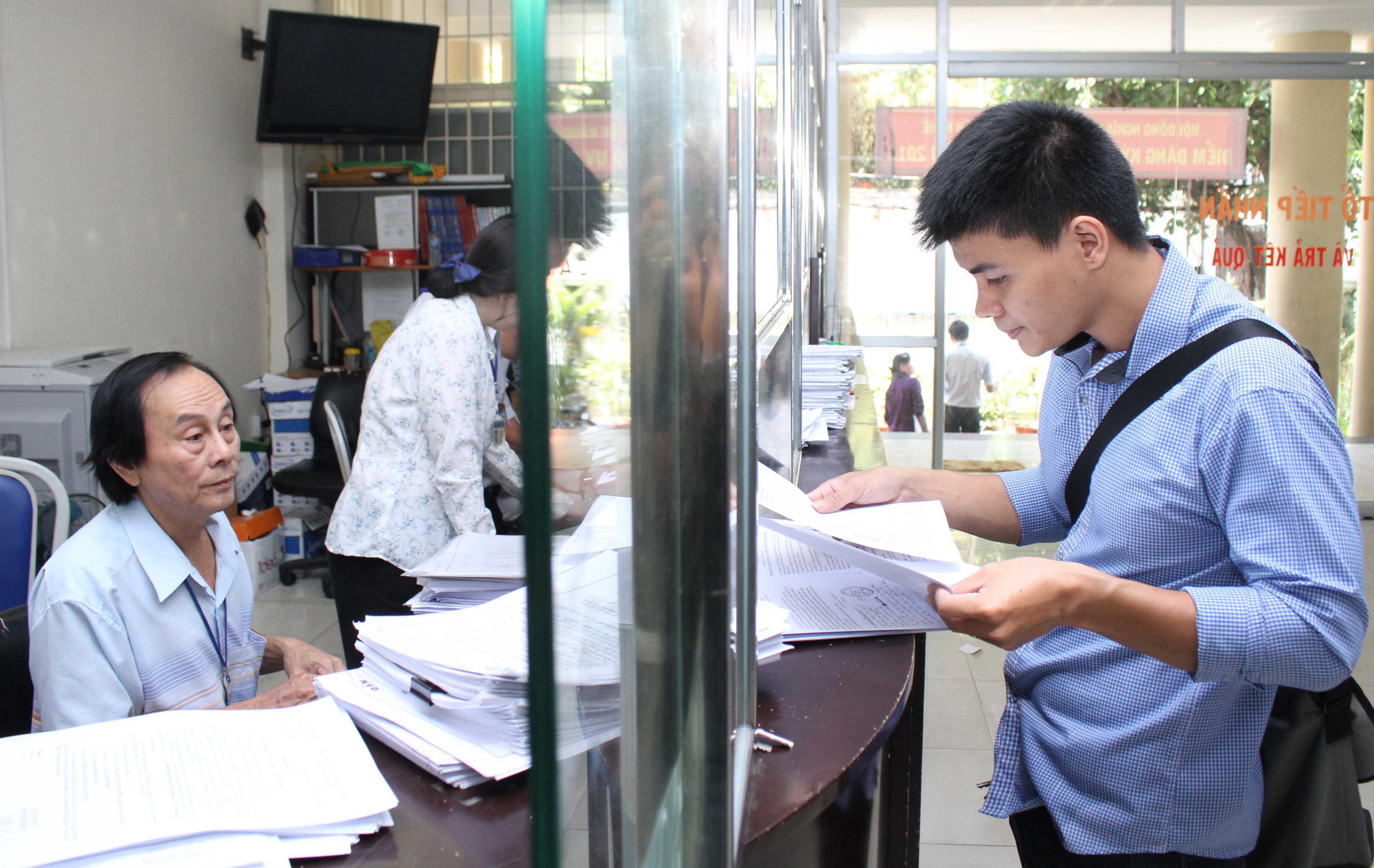 UBND phường Bến Nghé, quận 1, TP HCM trong giờ làm việc Ảnh: Hoàng Triều