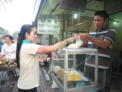 Với đồng lương quá thấp, công nhân chỉ còn biết chọn đậu hũ là thức ăn mỗi ngàyẢnh: THANH NGA