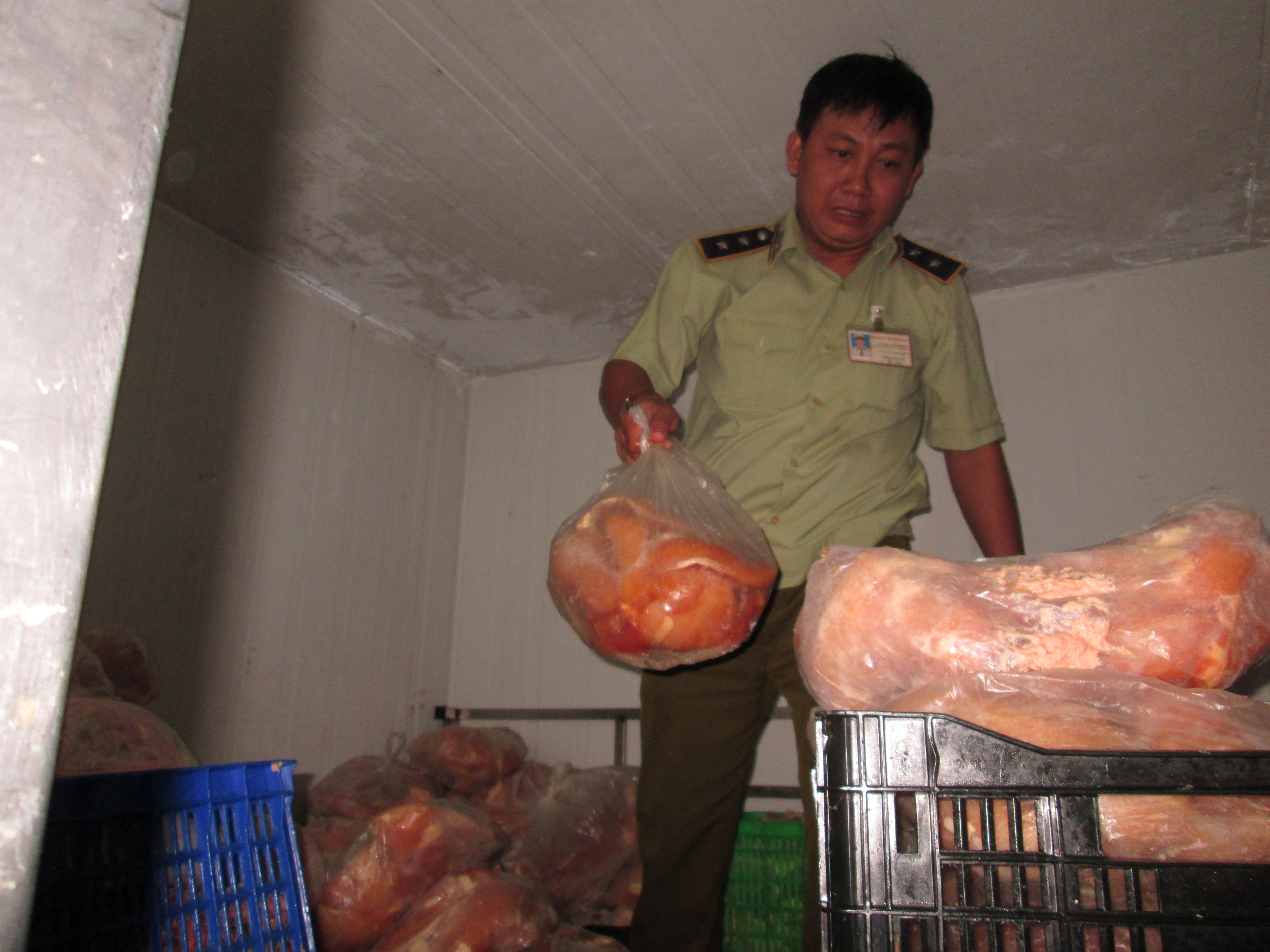 Kho nguy&ecirc;n liệu bốc m&ugrave;i h&ocirc;i thối chờ sản xuất gi&ograve; chả b&aacute;n Tết