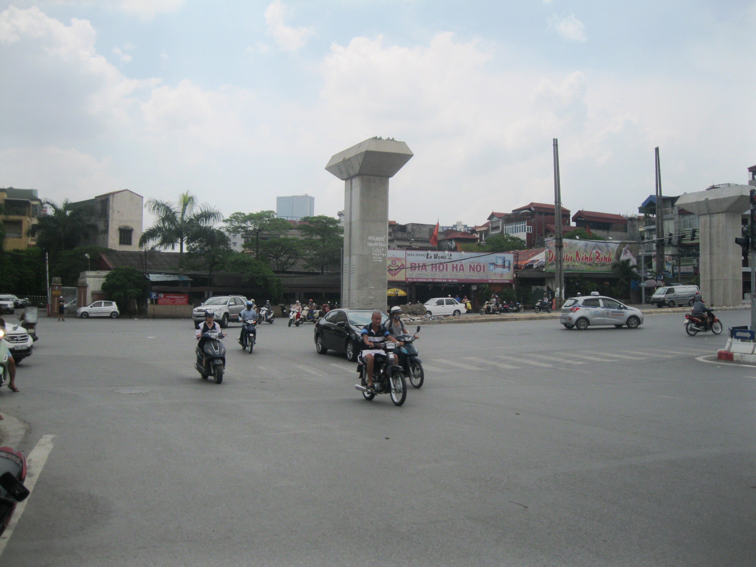 Khu vực d&acirc;n cư thuộc dự &aacute;n l&agrave;m đường V&agrave;nh đai 1, đoạn từ Ho&agrave;ng Cầu đến n&uacute;t giao L&aacute;ng Hạ - Giảng V&otilde; c&oacute; gi&aacute; hơn 2,5 tỉ đ&ocirc;̀ng/mẢnh: Nguyễn Hưởng
