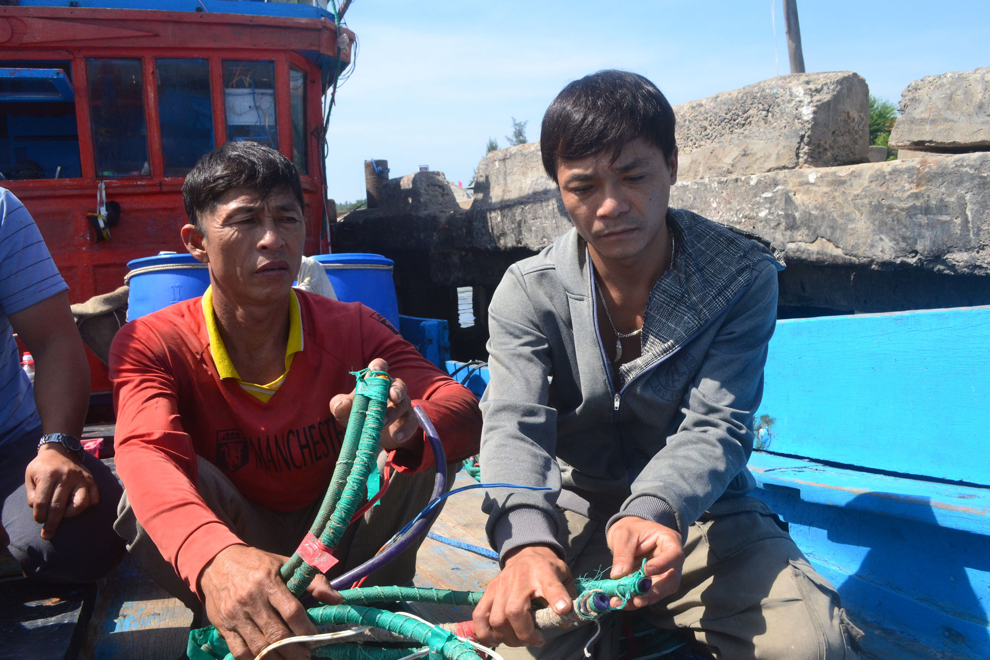 Nhiều thiết bị v&agrave; ngư lưới cụ tr&ecirc;n t&agrave;u QNg 90657 TS của ngư d&acirc;n Nguyễn Văn Ph&uacute; bị Trung Quốc chặt đứt, ph&aacute; hỏng