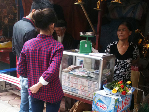 Mức phí đổi tiền ở Phủ Tây Hồ dao động từ 30%-50% Ảnh: NGUYỄN HƯỞNG