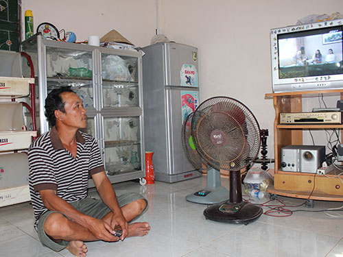 Anh Huỳnh Văn Nhàn trong căn nhà mới khang trang của mình
