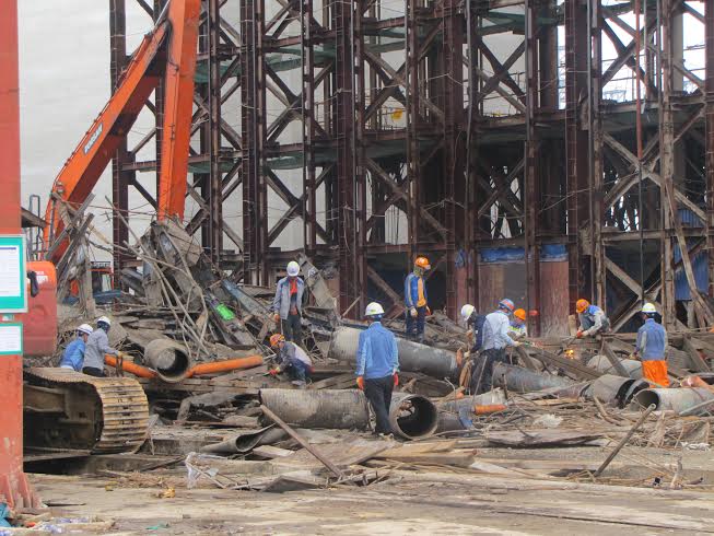 Hiện trường vụ tai nạn lao động l&agrave;m 13 người chết, 28 người bị thương