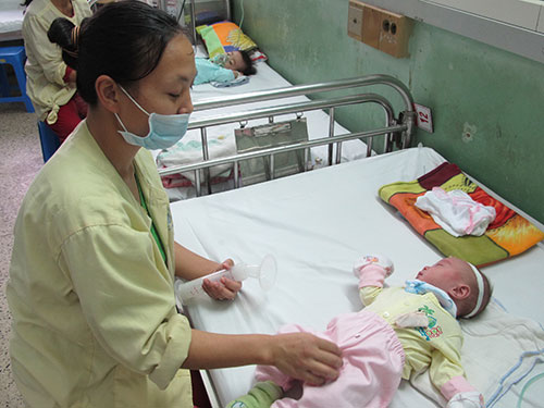 Khoa H&ocirc; hấp của Bệnh viện Nhi trung ương trước đ&acirc;y lu&ocirc;n trong t&igrave;nh trạng qu&aacute; tải, nay c&ograve;n nhiều giường trống. Ảnh: Ngọc Dung