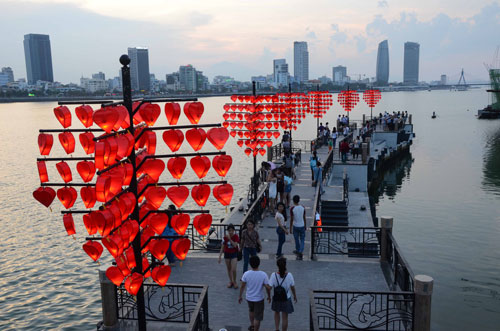 Đà Nẵng thú vị hơn với cầu khóa tình yêu