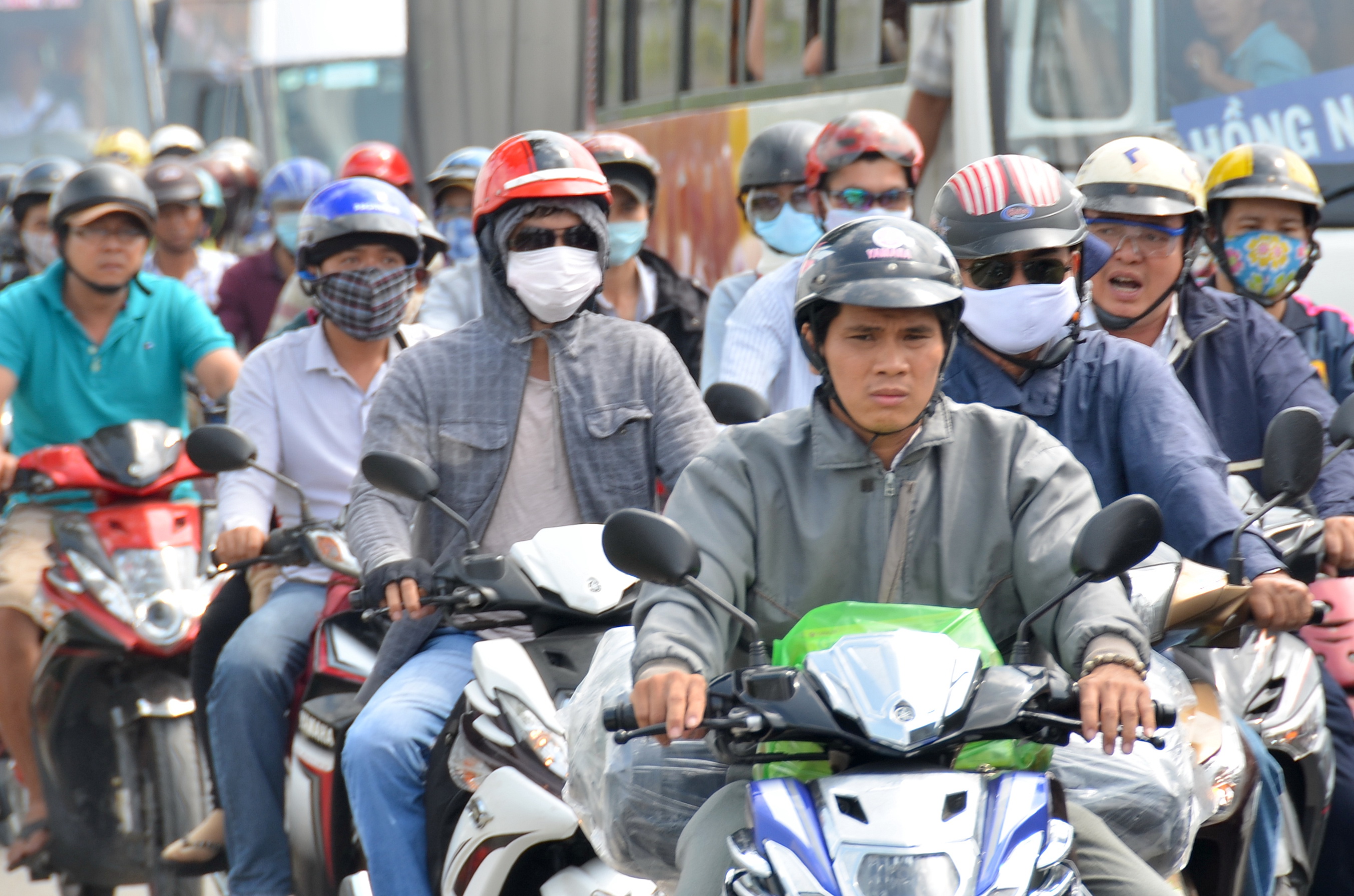 Theo đề &aacute;n của Bộ Giao th&ocirc;ng Vận tải, hơn 11 triệu xe m&aacute;y tại TP HCM sẽ phải kiểm định kh&iacute; thải với mức ph&iacute; 100.000-150.000 đồng/lần 						Ảnh: TẤN THẠNH