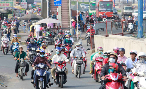 Chủ sở hữu xe máy sẽ có cơ hội không phải đóng phí sử dụng đường bộ khi nhiều địa phương cùng đề xuất bỏ khoản phí này Ảnh: Hoàng Triều