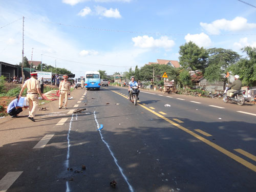 Hiện trường vụ tai nạn giao th&ocirc;ng l&agrave;m 2 người chết xảy ra ng&agrave;y 23-7 tr&ecirc;n Quốc lộ 14, đoạn qua tỉnh Đắk N&ocirc;ng
Ảnh: CAO NGUY&Ecirc;N