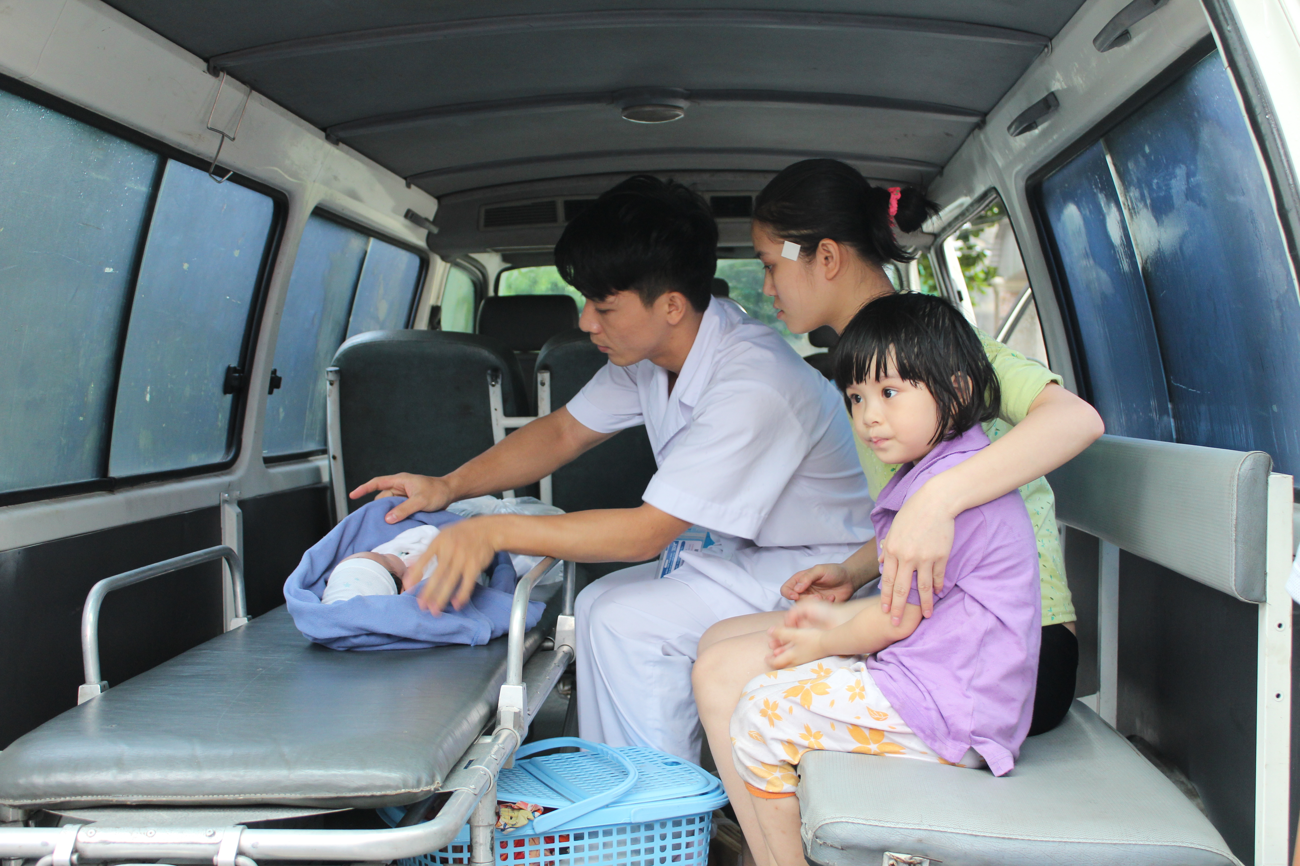 Lực lượng qu&acirc;n đội gi&uacute;p người d&acirc;n TP U&ocirc;ng B&iacute;, tỉnh Quảng Ninh di dời khỏi nơi nguy hiểm. Ảnh: TRỌNG ĐỨC