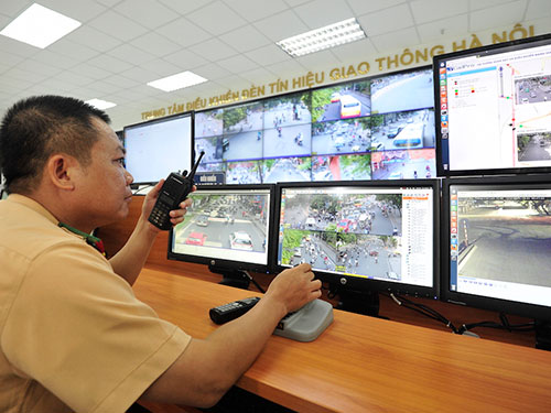 Lực lượng CSGT H&agrave; Nội theo d&otilde;i c&aacute;c vi phạm về an to&agrave;n giao th&ocirc;ng qua h&igrave;nh ảnh do camera gi&aacute;m s&aacute;t ghi lại