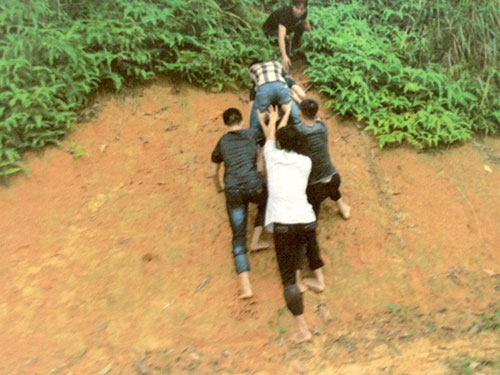 Các bị can thực nghiệm hiện trường vào ban ngày Ảnh: Hồ sơ vụ án