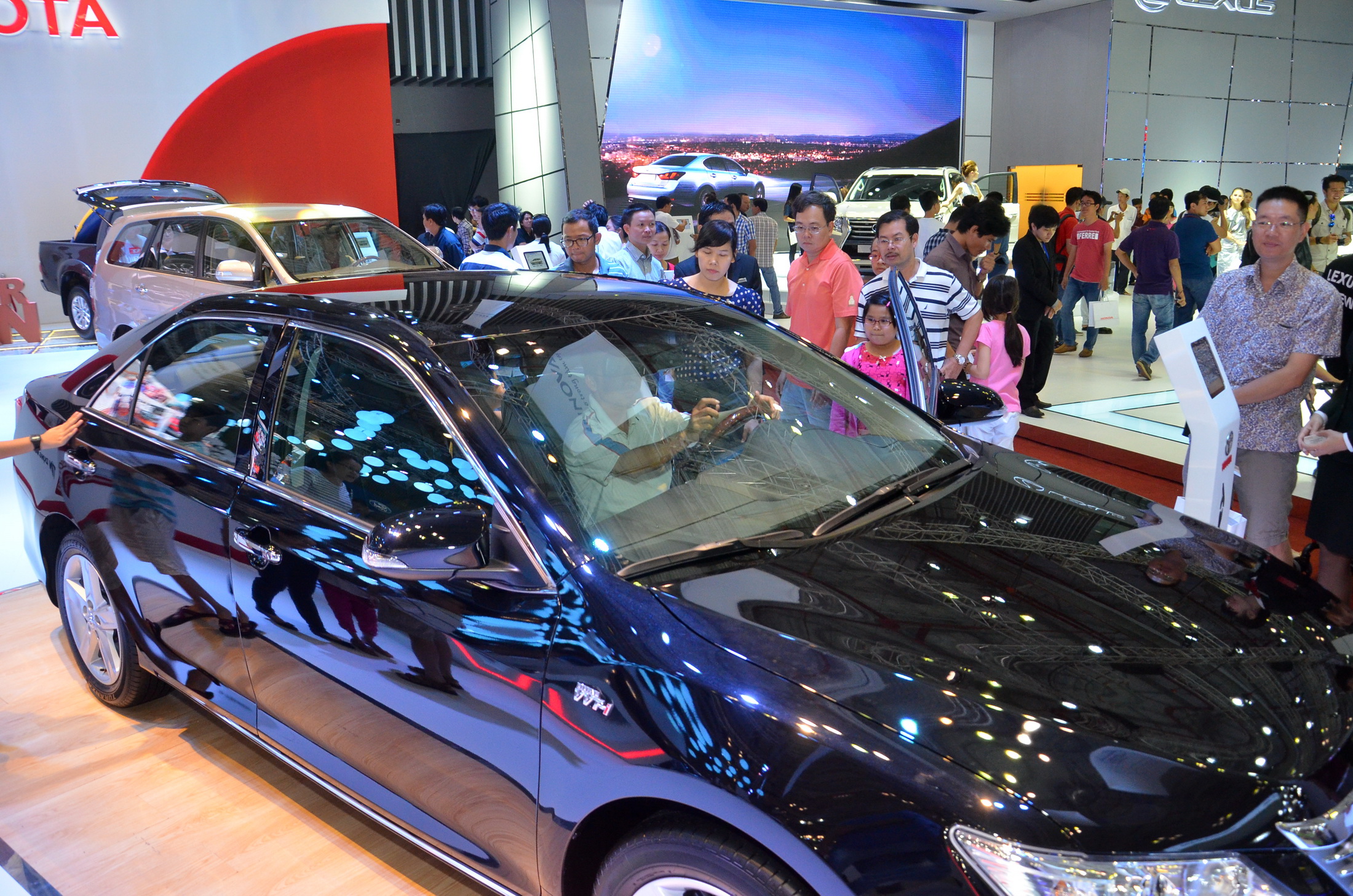 Toyota đòi hỏi nhiều ưu đãi để đứng vững ở thị trường Việt Nam khi thuế suất nhập khẩu tô tô về 0% vào năm 2018.
Trong ảnh: Các mẫu xe do Toyota lắp ráp tại triển lãm Vietnam Motor Show 2014 Ảnh: TẤN THẠNH