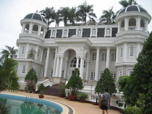 Biệt thự bề thế như t&ograve;a l&acirc;u đ&agrave;i của L&acirc;m Ngọc Khu&acirc;n đang được một ng&acirc;n h&agrave;ng quản l&yacute;.