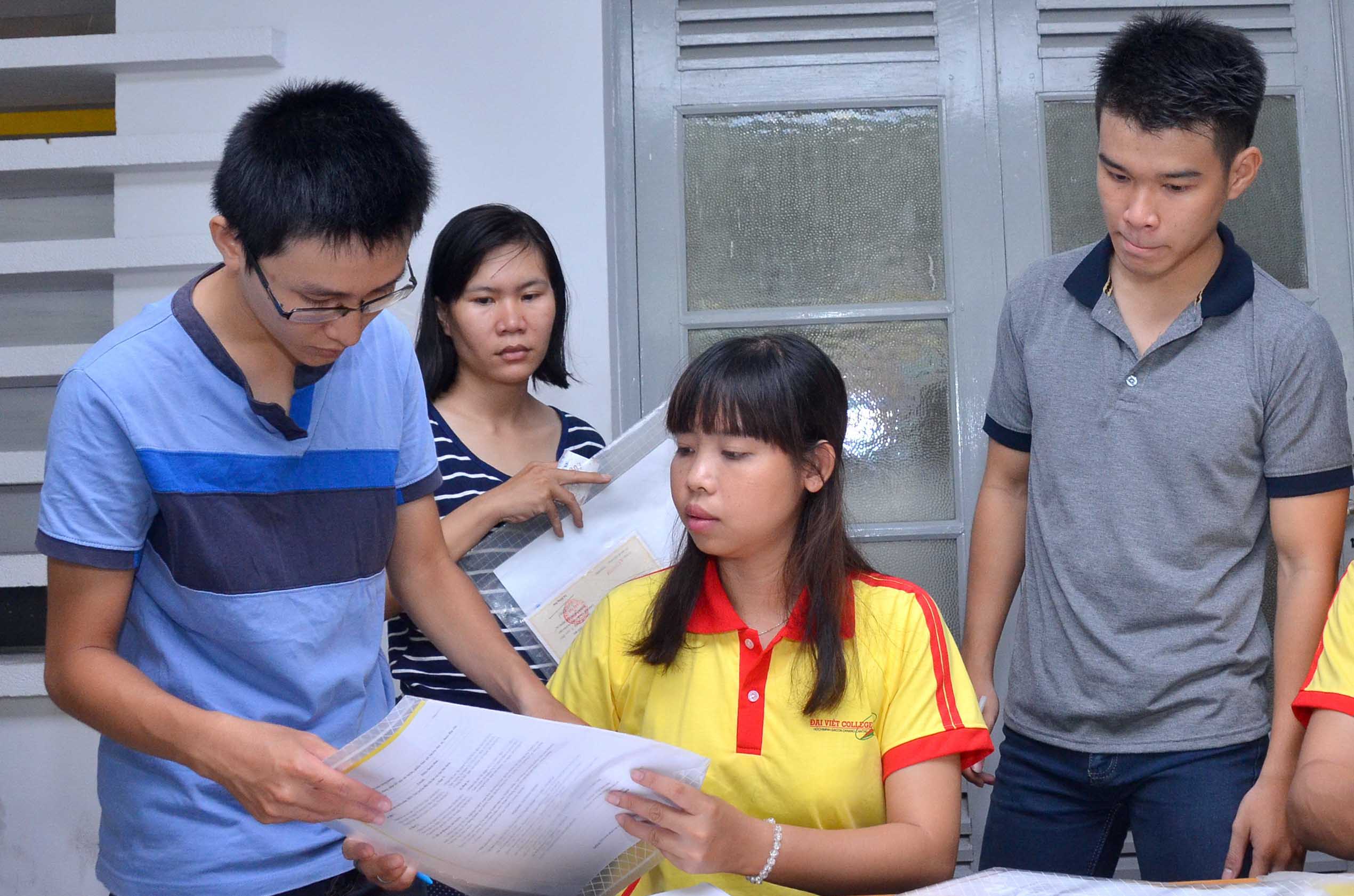Th&iacute; sinh nhận phiếu b&aacute;o điểm tại Cơ quan Đại diện Bộ GD-ĐT tại TP HCM, s&aacute;ng 29-7  Ảnh: TẤN THẠNH