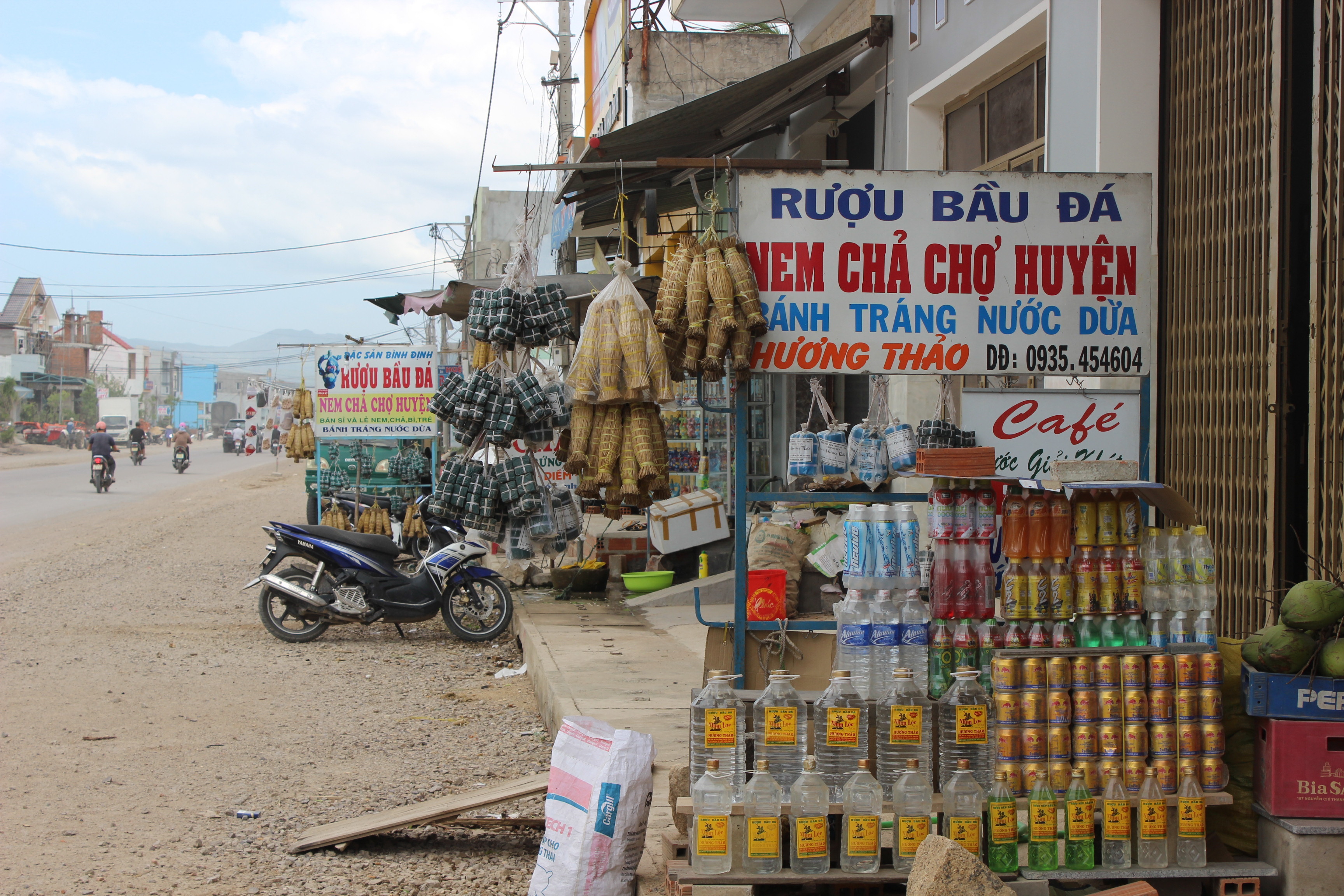 Rượu &ldquo;Bầu Đ&aacute;&rdquo;, B&agrave;u Đ&aacute; dỏm b&agrave;y b&aacute;n tr&agrave;n lan