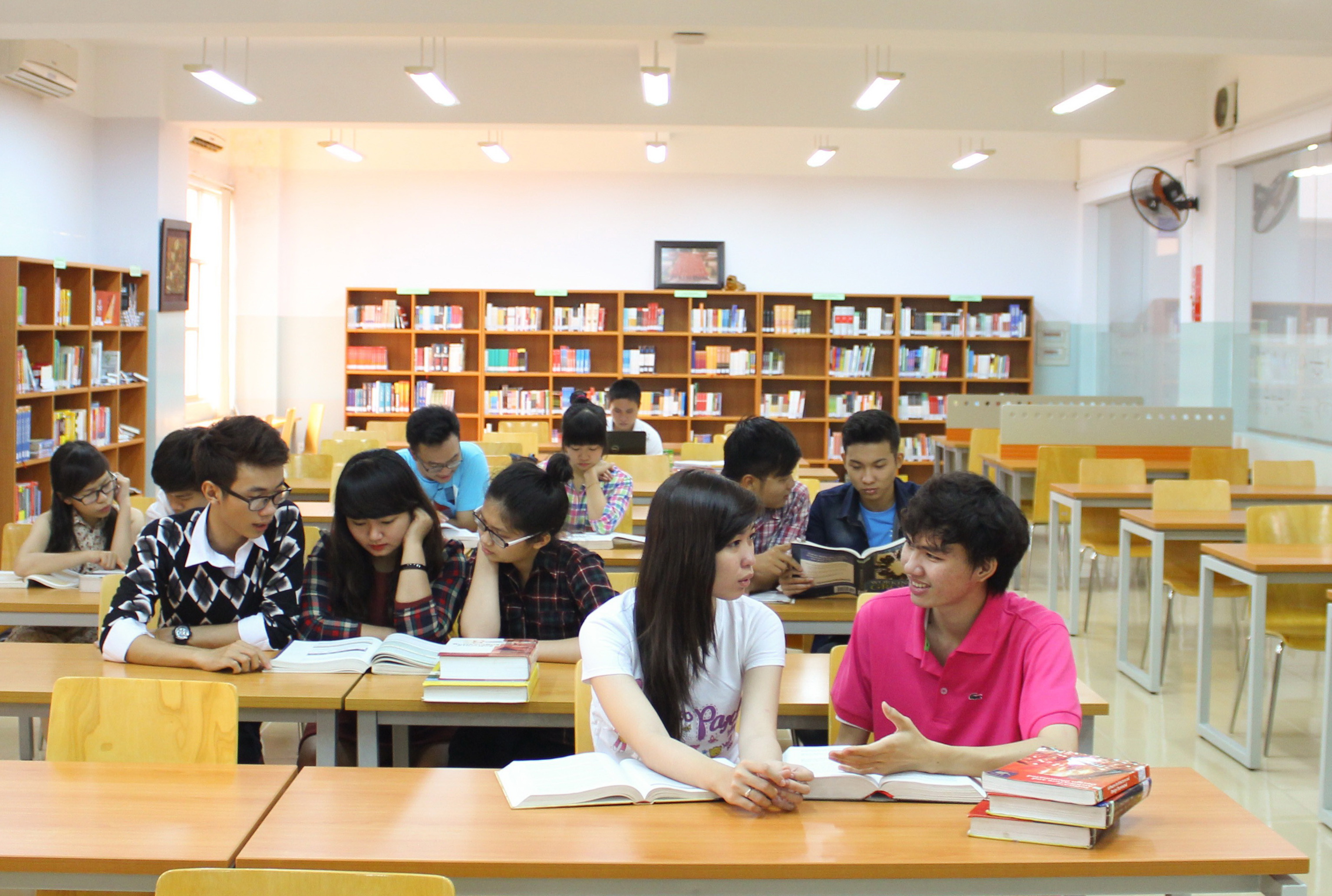 Kh&ocirc;ng phải ai cũng c&oacute; điều kiện đến thư viện đọc s&aacute;ch, ngay cả người d&acirc;n đ&ocirc; thị Ảnh: Ho&agrave;ng Triều