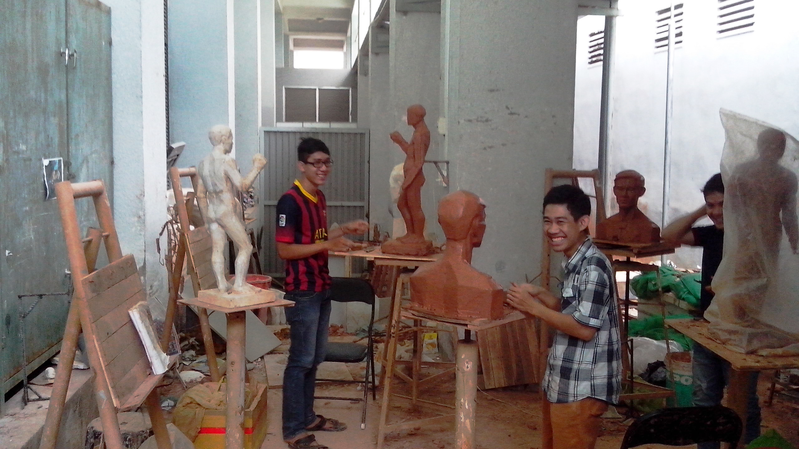 Giờ học điêu khắc tại trường đại học Mỹ thuật TPHCM- mỗi khóa có 6 sinh viên theo học ngành này.