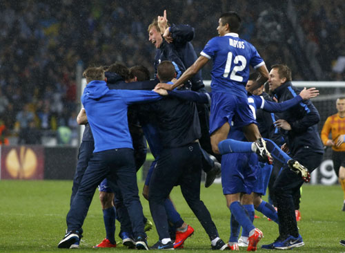 Đội Dnipro vui mừng sau khi gi&agrave;nh quyền v&agrave;o chơi trận chung kết Europa League  Ảnh: REUTERS