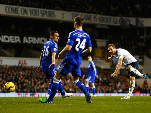 Kane (phải) ở cú sút xa gỡ hòa 1-1, bắt đầu màn lội ngược dòng ngoạn mục cho Tottenham rạng sáng 2-1 Ảnh: REUTERS