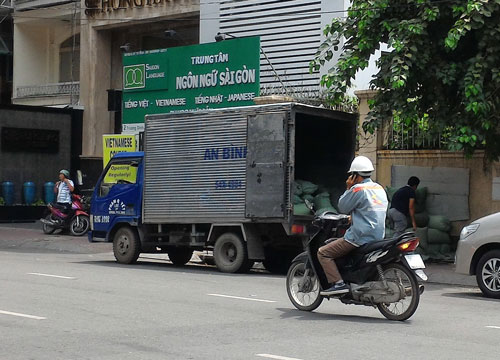 Nước đá được đựng trong bao PP và vận chuyển trên phương tiện không bảo đảm an toàn thực phẩm giao cho các quán ăn