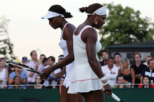Venus (trái) và Serena lần thứ 6 đối đầu nhau tại Wimbledon Ảnh: REUTERS