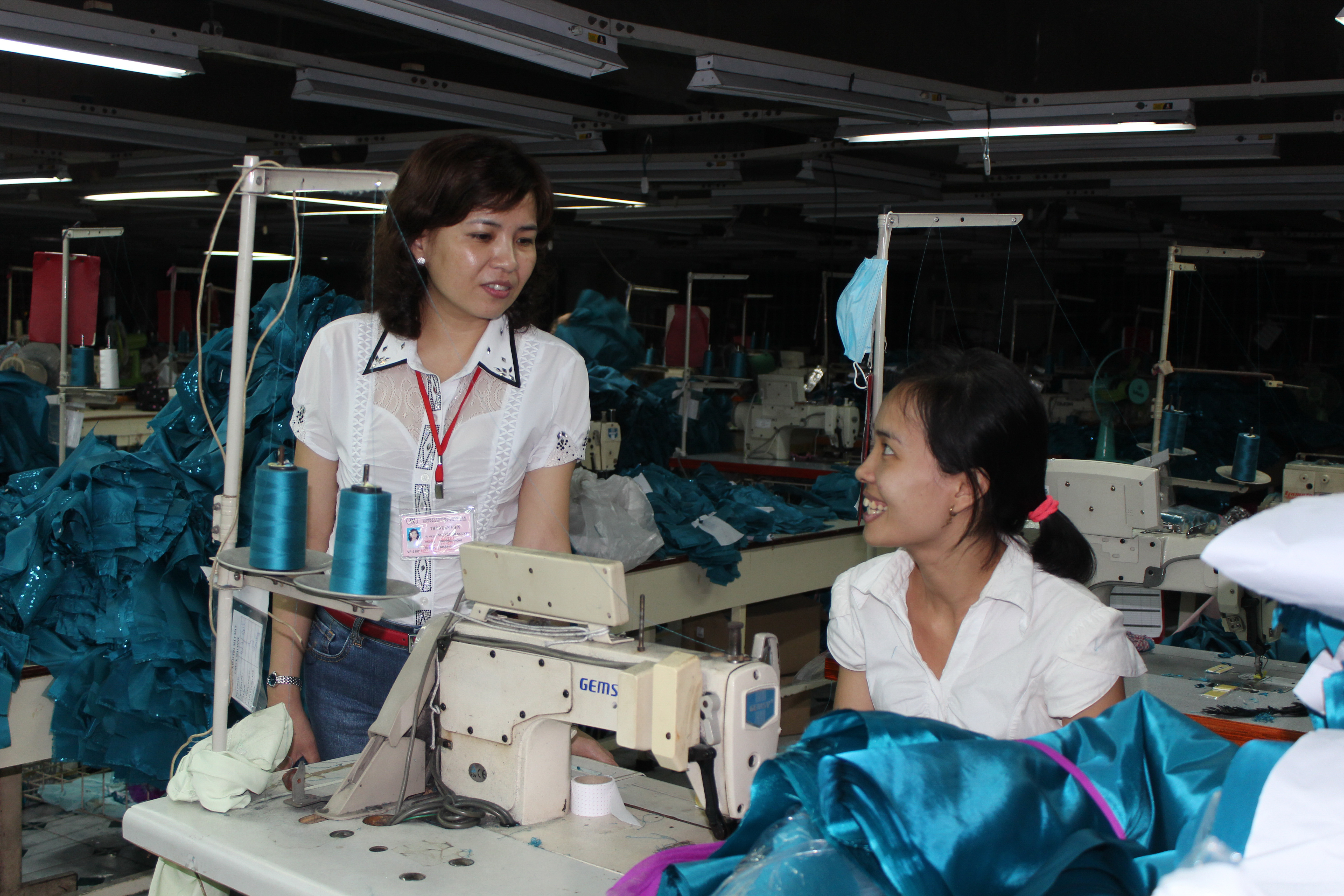 Bà Nguyễn Thị Nguyệt, Chủ tịch Công đoàn Công ty May Cường Tài, thăm hỏi công nhân Ảnh: THANH NGA