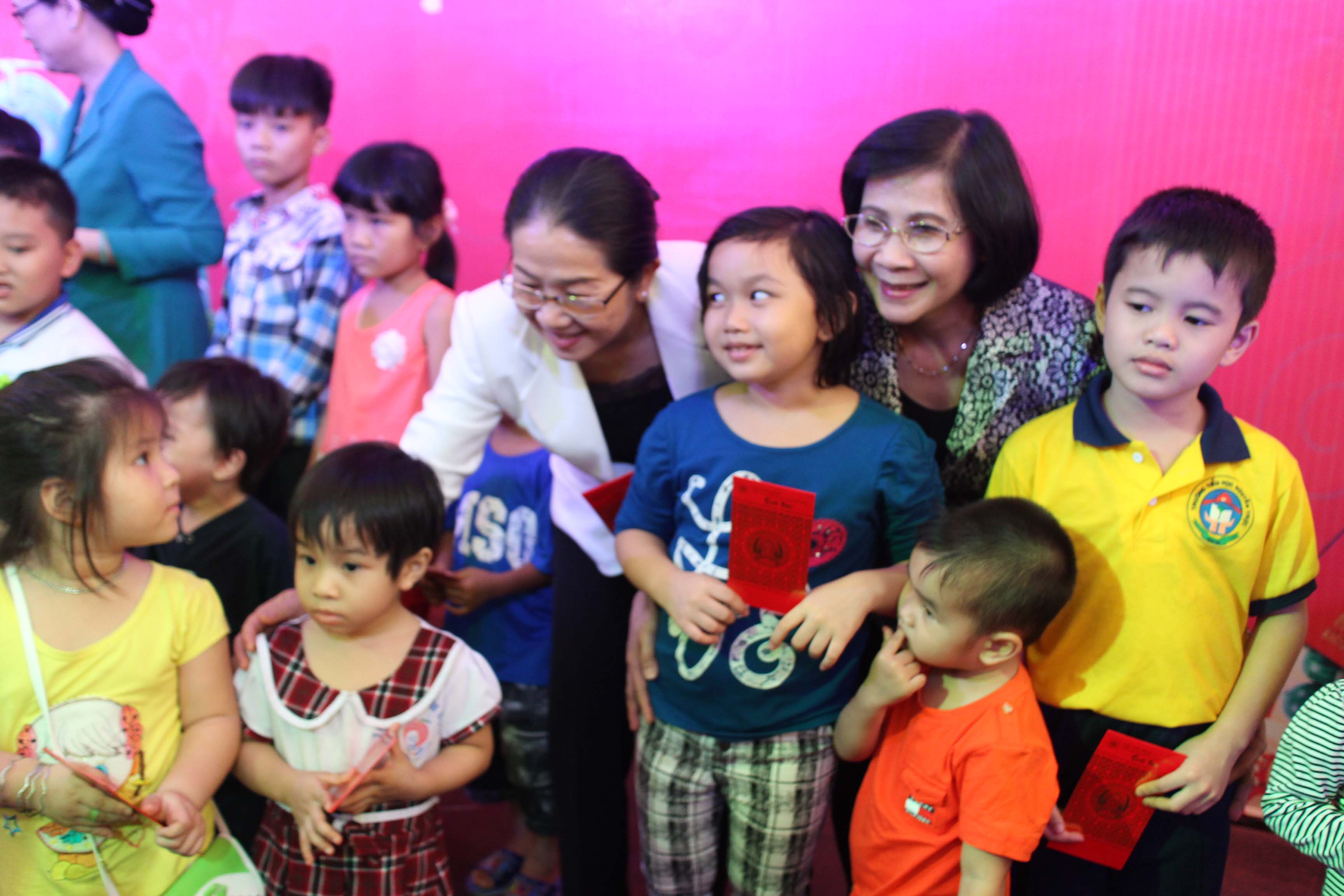 L&atilde;nh đạo TP HCM thăm hỏi, l&igrave; x&igrave; cho con c&ocirc;ng nh&acirc;n trong chương tr&igrave;nh &ldquo;Vui Tết c&ugrave;ng c&ocirc;ng nh&acirc;n&rdquo;