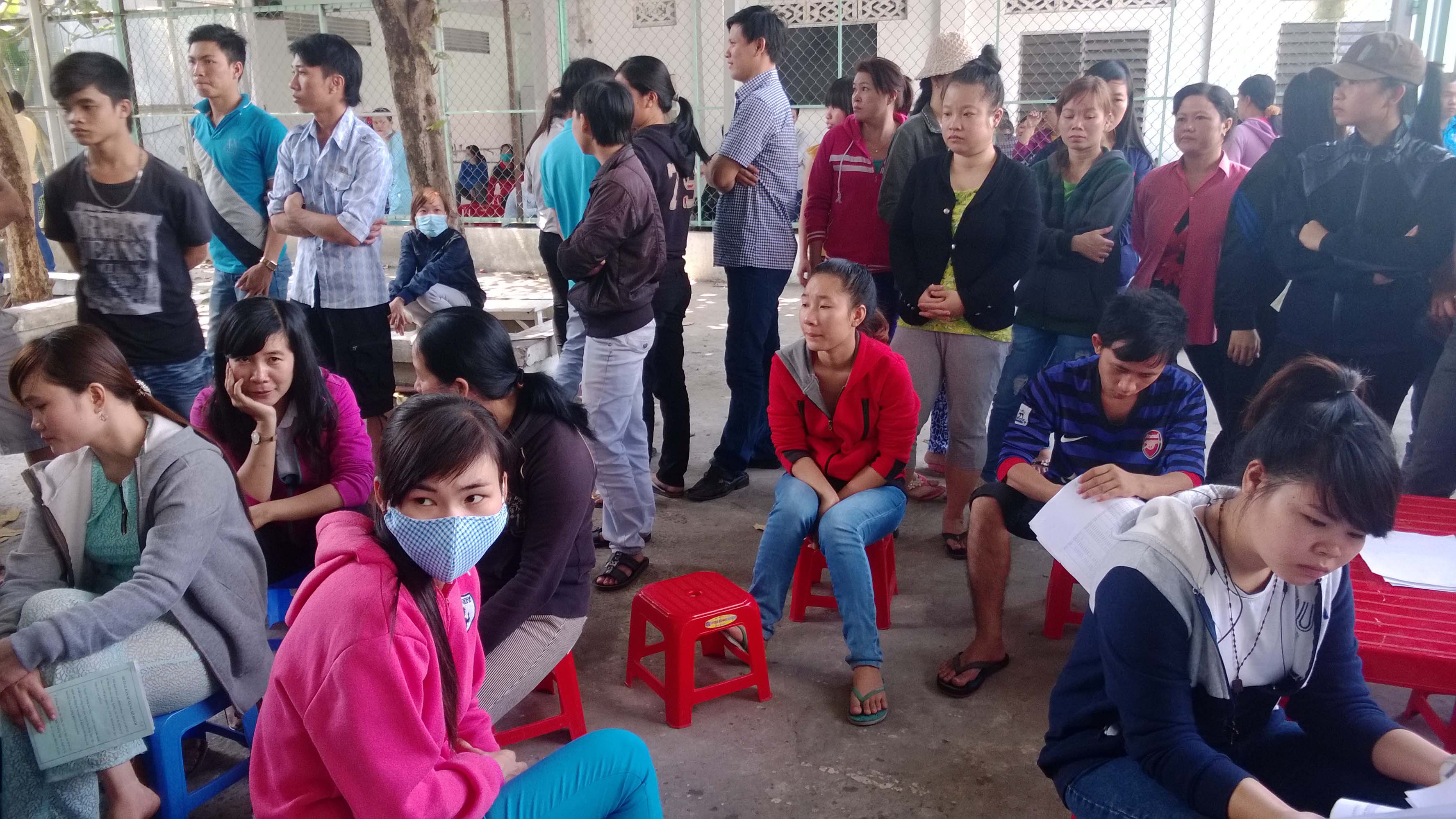 Những gương mặt buồn b&atilde; của c&ocirc;ng nh&acirc;n một doanh nghiệp tại huyện H&oacute;c M&ocirc;n, TP HCM v&igrave; bị nợ lương Ảnh: MAI CHI