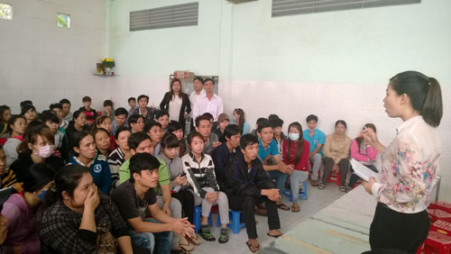 Người lao động cần được biết r&otilde; th&ocirc;ng tin để kh&ocirc;ng h&agrave;nh xử bộc ph&aacute;t, g&acirc;y thiệt hại cho doanh nghiệp v&agrave; mất an ninh trật tự x&atilde; hộiẢnh: MAI CHI