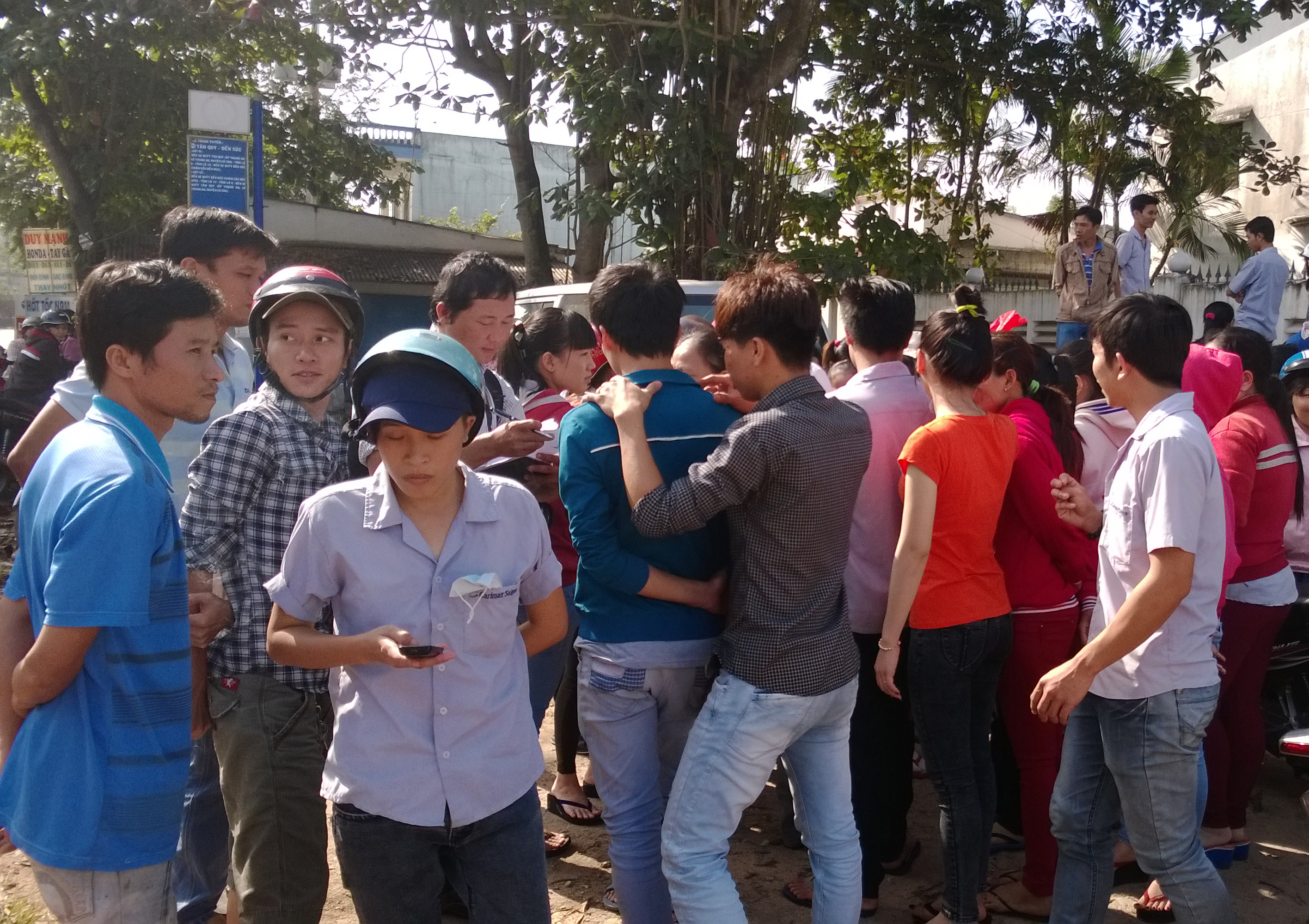 Công nhân một doanh nghiệp ở huyện Củ Chi, TP HCM ngừng việc vì không đồng tình với cách trả thưởng của doanh nghiệp