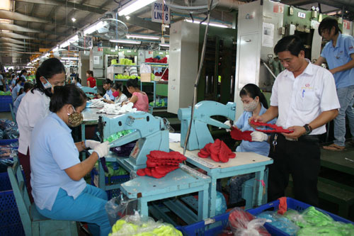 Công nhân Công ty Việt Nam Samho (huyện Củ Chi, TP HCM) trong giờ sản xuất. Đây là điển hình tốt về quan hệ lao động tại TP HCM